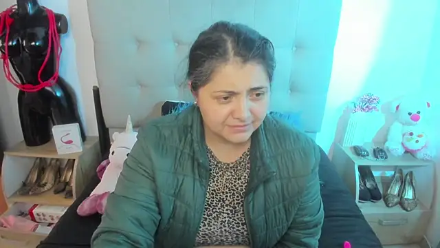 TifanyAmazinng online show from December 3, 12:15 pm