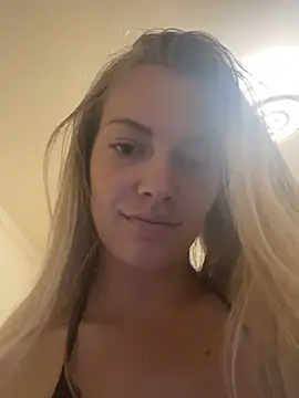 Snapshot of blondebaddi chatting on October 13, 10:21 pm blondebaddi online show from October 13, 10:21 pm
