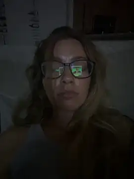 Snapshot of blondebaddi chatting on October 20, 4:36 am blondebaddi online show from October 20, 4:36 am