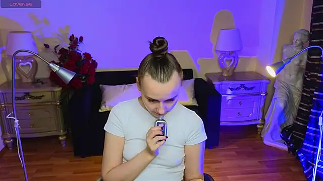 Kelly Cartier online show from October 10, 11:33 am