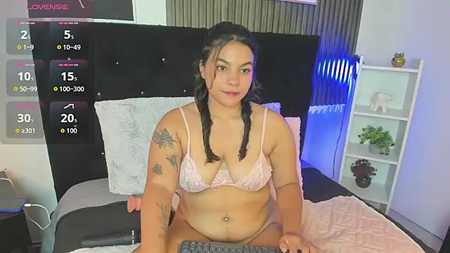 Snapshot of nanny__cute chatting on October 14, 3:18 am nanny cute online show from October 14, 3:18 am