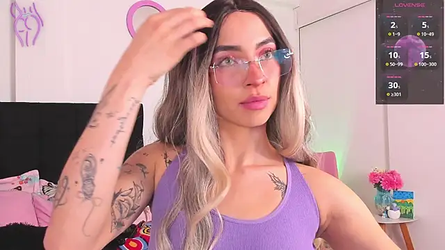 Snapshot of Aryane_art_ chatting on November 12, 1:32 am Aryane art online show from November 12, 1:32 am