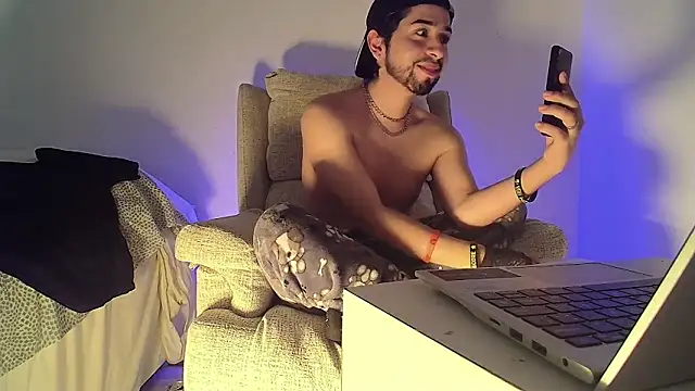 Snapshot of Dimax_xxx chatting on December 17, 10:59 pm Dimax xxx online show from December 17, 10:59 pm