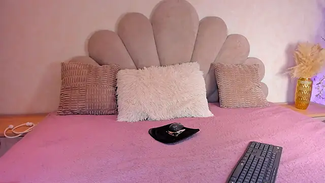 sofiagomez   online show from May 30, 7:19 pm
