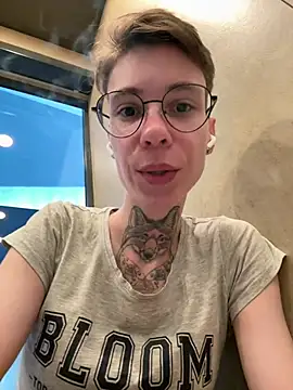 HoneySquirrel online show from May 4, 5:49 pm