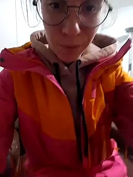 Snapshot of HoneySquirrel chatting on December 5, 4:05 pm HoneySquirrel online show from December 5, 4:05 pm