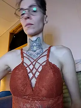 HoneySquirrel online show from April 5, 8:48 pm