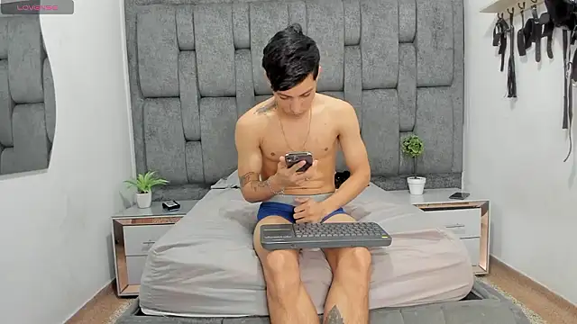 ZafiroAndFlynn online show from March 25, 2:33 am