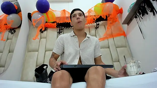 ZafiroAndFlynn online show from October 25, 7:36 pm