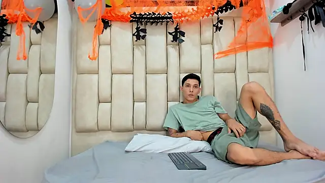 ZafiroAndFlynn online show from October 27, 9:05 pm