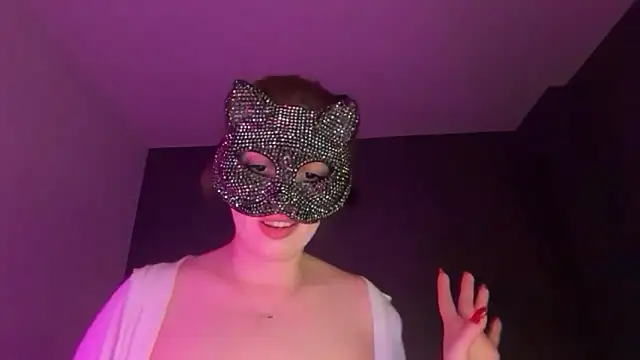 Lunahadidd online show from April 24, 6:10 pm