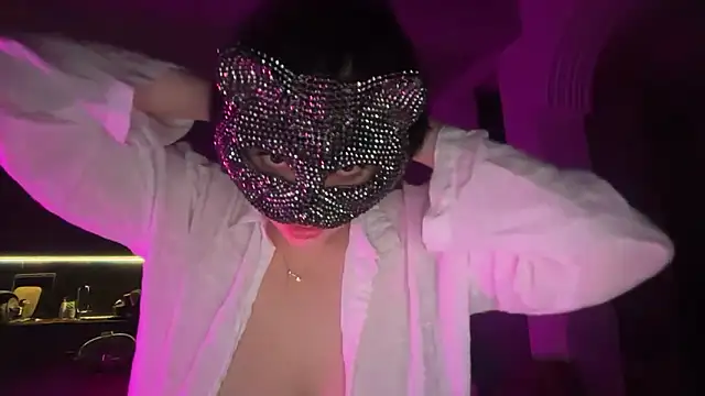 Lunahadidd online show from April 2, 9:43 pm