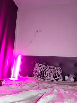 DragonFoxie online show from December 18, 1:48 pm