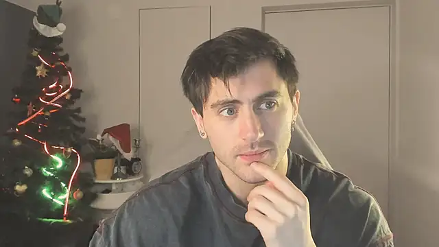 Snapshot of Oscar_Miller_ chatting on December 19, 9:28 pm Oscar Miller online show from December 19, 9:28 pm