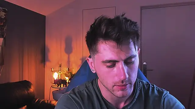 Oscar Miller  online show from October 5, 9:05 pm