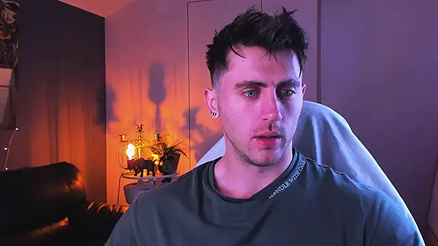 Oscar Miller  online show from October 4, 9:05 pm