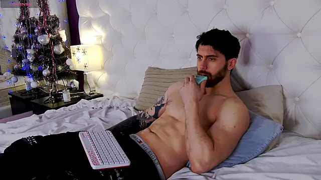 Snapshot of Oscar_Miller_ chatting on January 17, 9:18 pm Oscar Miller online show from January 17, 9:18 pm