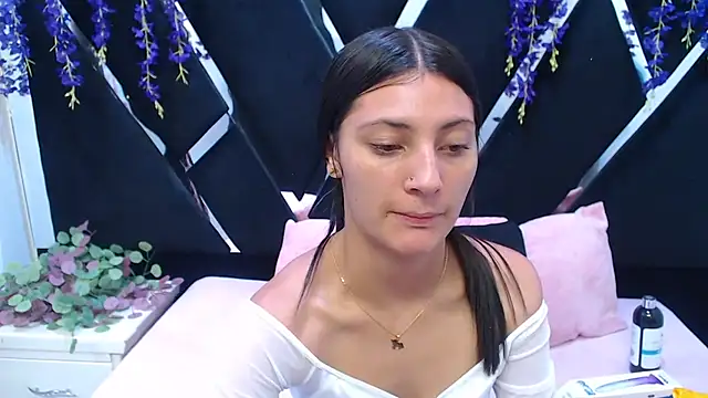  Luna Bennett online show from April 7, 8:21 pm