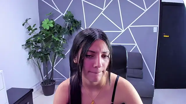  Luna Bennett online show from April 1, 8:50 pm