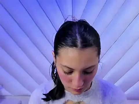  Luna Bennett online show from November 4, 1:15 pm