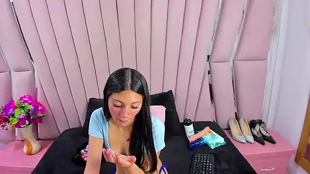  Luna Bennett online show from April 22, 8:15 pm