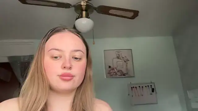 Snapshot of SexySashaxox chatting on October 4, 11:01 am SexySashaxox online show from October 4, 11:01 am