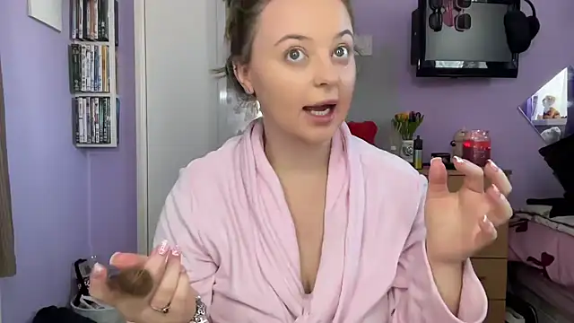 Snapshot of SexySashaxox chatting on October 25, 2:07 pm SexySashaxox online show from October 25, 2:07 pm