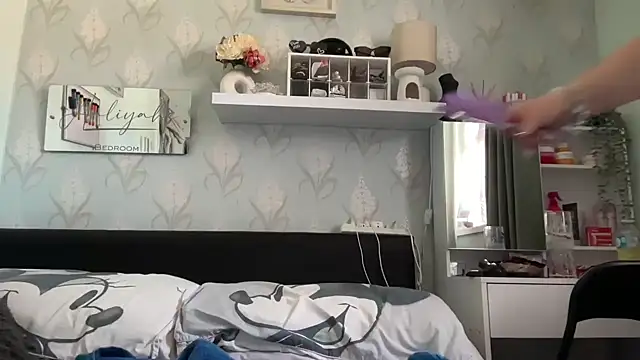 Snapshot of SexySashaxox chatting on October 6, 10:27 am SexySashaxox online show from October 6, 10:27 am