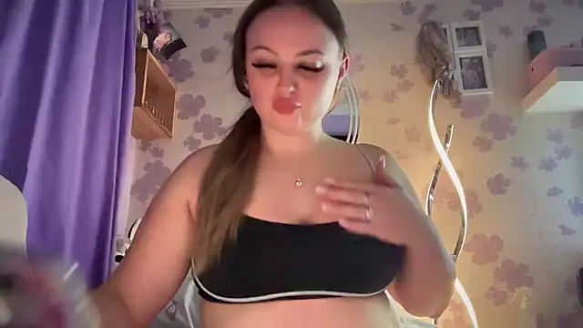 Snapshot of SexySashaxox chatting on July 7, 10:02 pm SexySashaxox online show from July 7, 10:02 pm