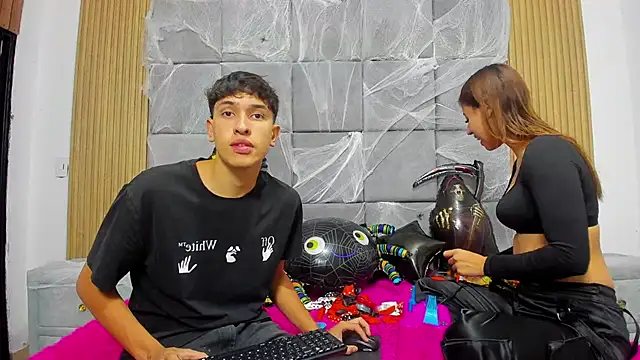 Snapshot of ChanellandMax chatting on October 22, 1:10 pm ChanellandMax online show from October 22, 1:10 pm