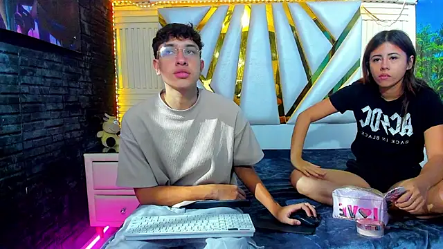 Snapshot of ChanellandMax chatting on November 23, 1:32 pm ChanellandMax online show from November 23, 1:32 pm