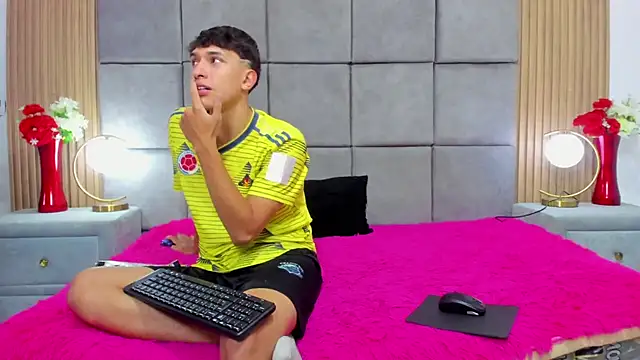 Snapshot of ChanellandMax chatting on October 21, 1:10 pm ChanellandMax online show from October 21, 1:10 pm