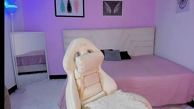 fressittalove01 online show from November 13, 4:00 pm