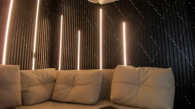 VioletRose as online show from April 9, 8:37 pm