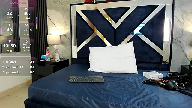 Snapshot of VioletRose_as chatting on October 24, 7:40 am VioletRose as online show from October 24, 7:40 am