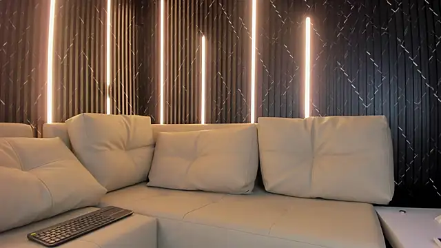 VioletRose as online show from April 4, 11:44 pm