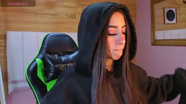 Abril Velvet a  online show from November 28, 7:58 pm