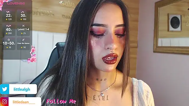 Abril Velvet a  online show from November 7, 1:37 pm