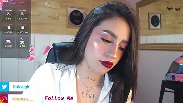 Abril Velvet a  online show from October 25, 1:34 pm