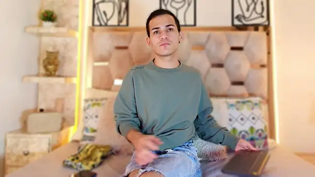 Snapshot of alessandro_musk chatting on December 19, 3:54 am alessandro musk online show from December 19, 3:54 am