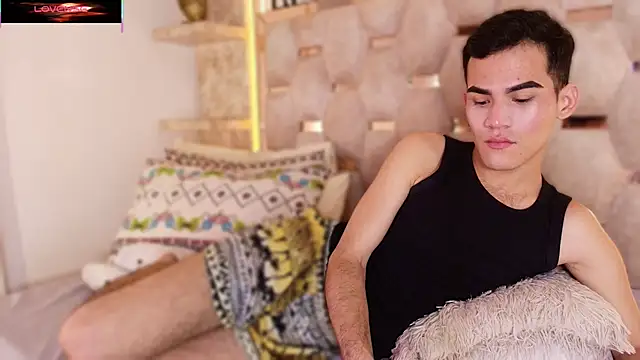 Snapshot of alessandro_musk chatting on February 5, 8:32 am alessandro musk online show from February 5, 8:32 am