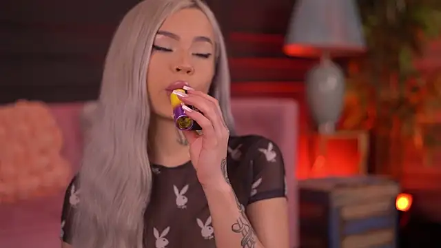 Snapshot of NickyBenz chatting on November 8, 7:06 pm NickyBenz online show from November 8, 7:06 pm