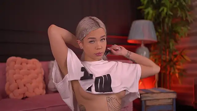 Snapshot of NickyBenz chatting on November 7, 6:56 pm NickyBenz online show from November 7, 6:56 pm