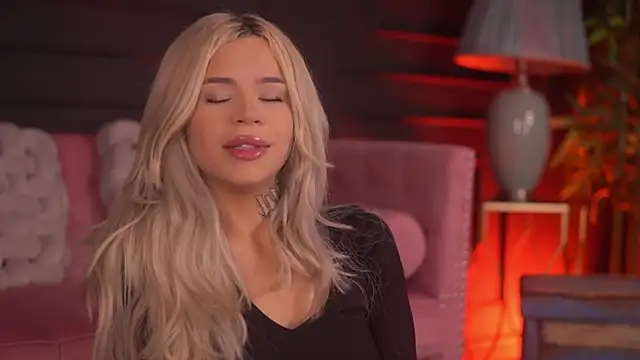 Snapshot of NickyBenz chatting on November 29, 7:14 pm NickyBenz online show from November 29, 7:14 pm