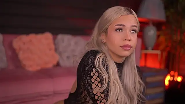 Snapshot of NickyBenz chatting on November 20, 7:03 pm NickyBenz online show from November 20, 7:03 pm