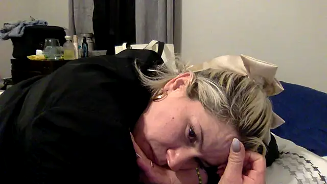 toomuchofafreak online show from February 12, 10:37 am