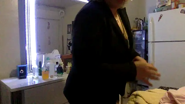 toomuchofafreak online show from March 17, 1:08 am