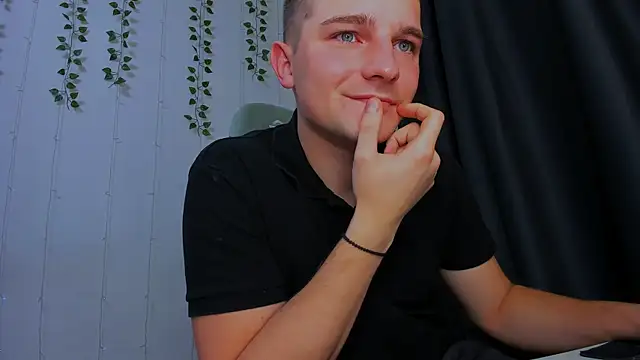 Snapshot of Your_Claddagh chatting on October 25, 5:06 am Your Claddagh online show from October 25, 5:06 am