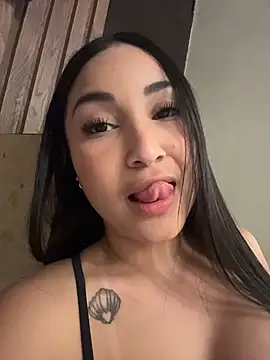 Snapshot of ReinaChloe chatting on November 7, 5:23 am ReinaChloe online show from November 7, 5:23 am