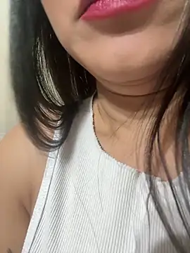 Snapshot of ReinaChloe chatting on May 27, 4:09 am ReinaChloe online show from May 27, 4:09 am